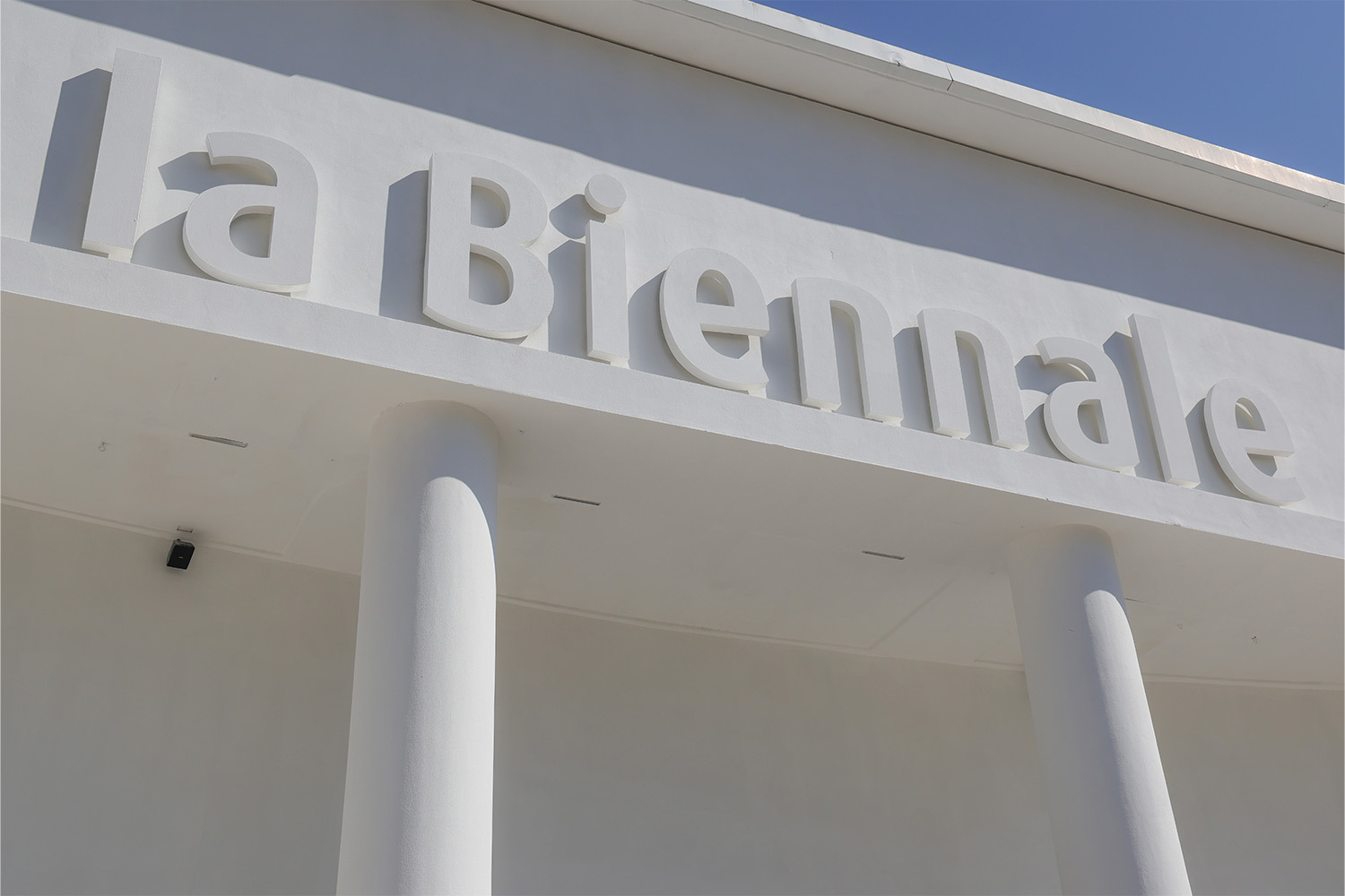 Прислушаться к полутонам: чего ждать от Венецианской биеннале в этом году