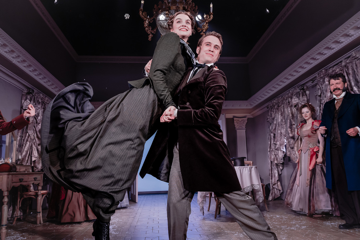 Три невесты на одного жениха: почему водевиль стал снова востребован