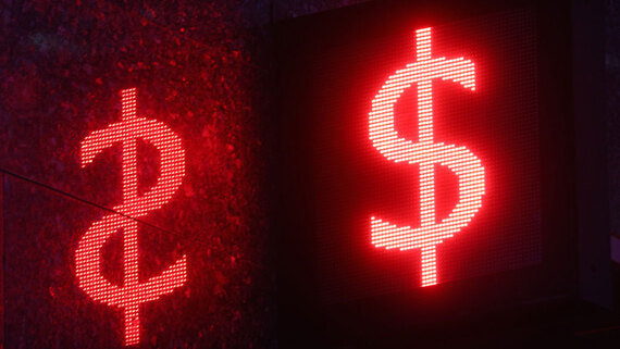 Банк России снизил курс доллара на 1 рубль