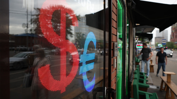 Внебиржевой курс доллара опустился ниже 79 рублей впервые с 12 марта