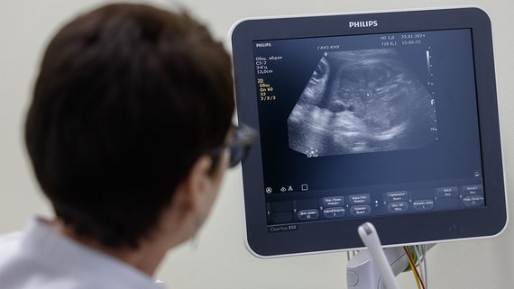 Путин поручил не допустить снижения доступности женских консультаций в регионах