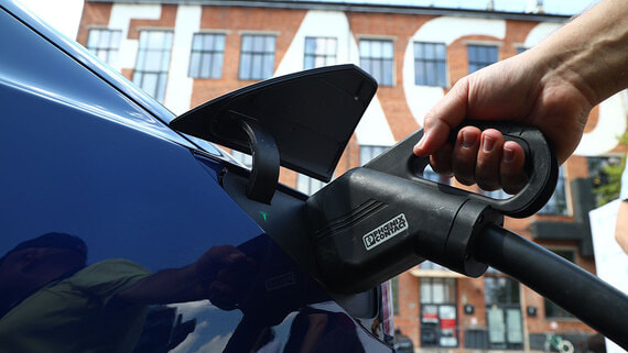 Количество зарядок для электрокаров медленно растет