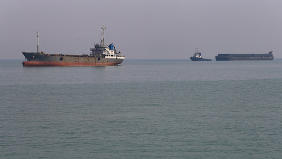 Первые суда прошли Ормузский пролив после объявления о прекращении огня
