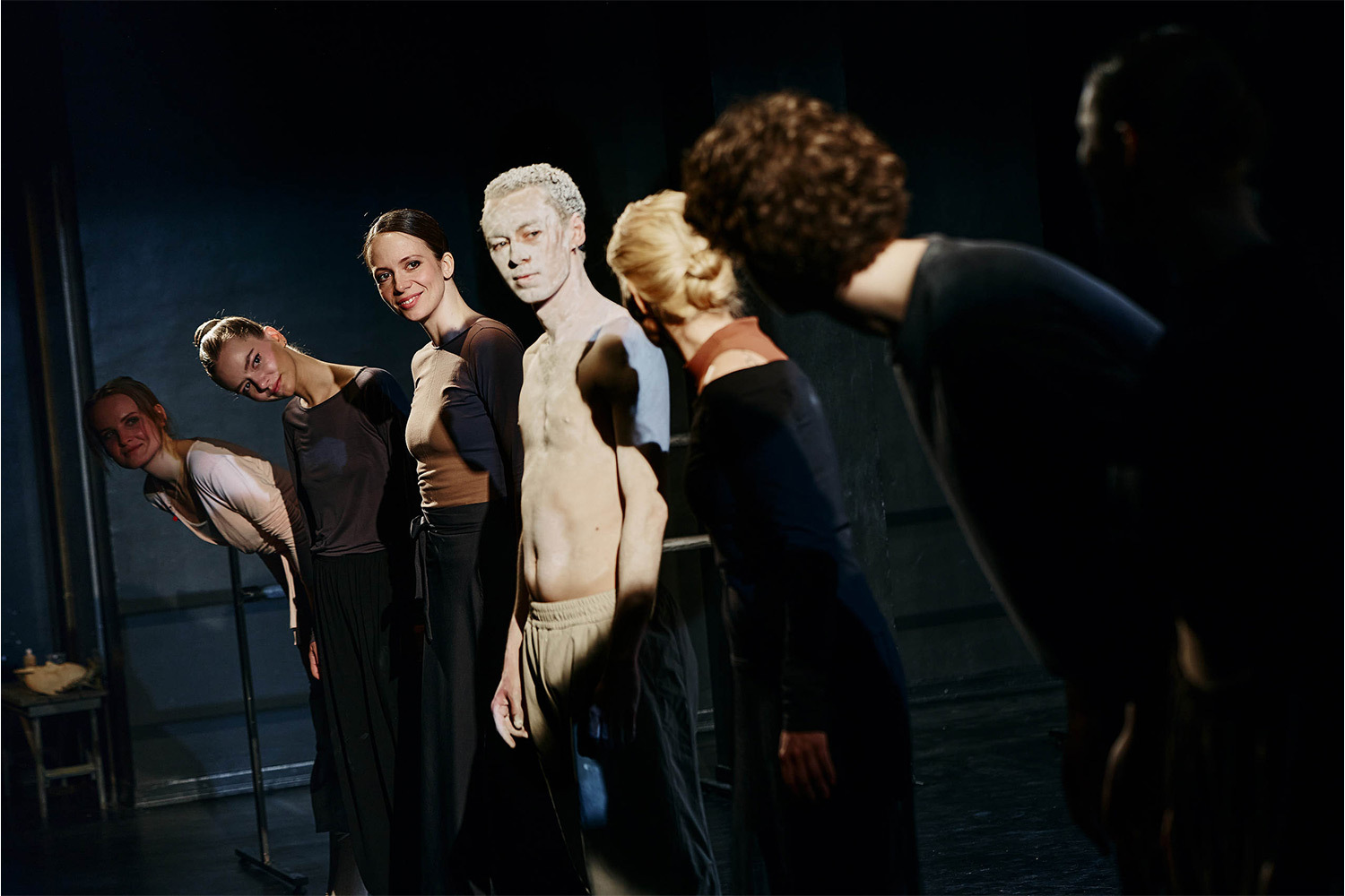 Гонка без финиша: спектакль о том, как трудно выжить в мире, где все неправильно