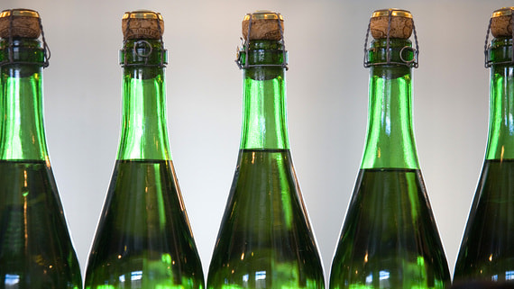 Выпуск алкогольной продукции в России упал почти на 5%