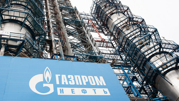 Чистая прибыль "Газпром нефти" в 2025 году упала вдвое