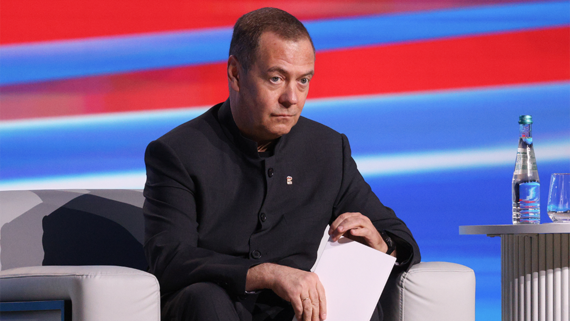 Медведев описал американскую блокаду Ормузского пролива цитатой Оруэлла