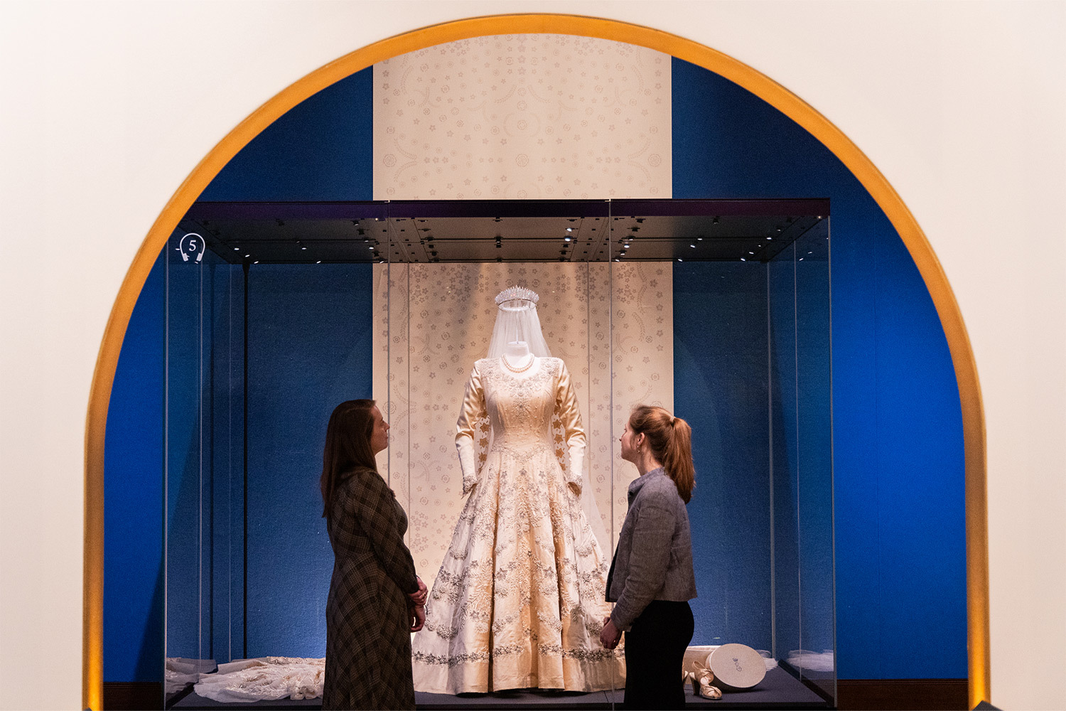 Дипломатия шелка: Елизавета II и тайны ее гардероба