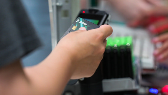 Количество выданных кредитных карт упало на 51,2% в I квартале