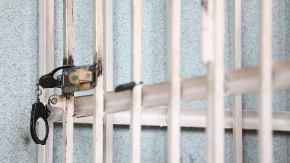 ФСБ задержала семерых человек за поджоги машин полицейских