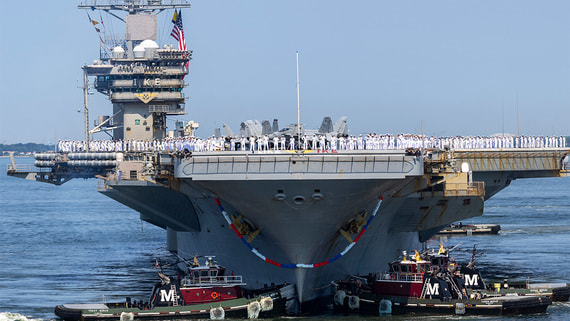 Авианосец ВМС США загорелся во время ремонтных работ