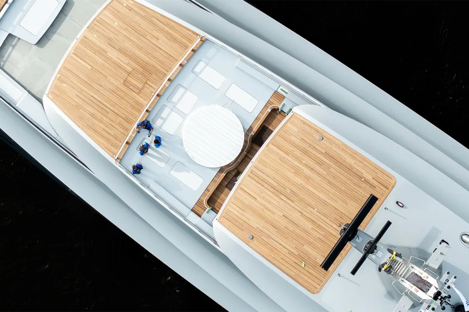 Пляж на борту: Feadship показал 80-метровую мегаяхту