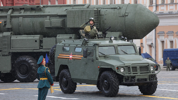 В Москве начали устанавливать декорации к параду Победы на Красной площади