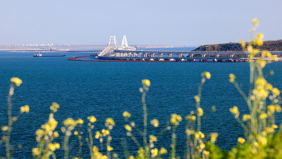 Гибридным авто и электрокарам запретили проезд по Крымскому мосту