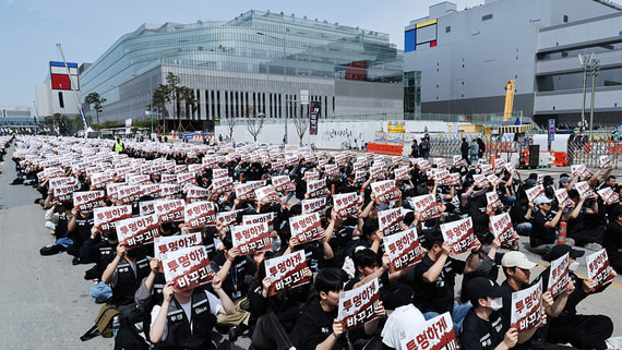 В Южной Корее 40 000 сотрудников Samsung вышли на протест из-за низких зарплат
