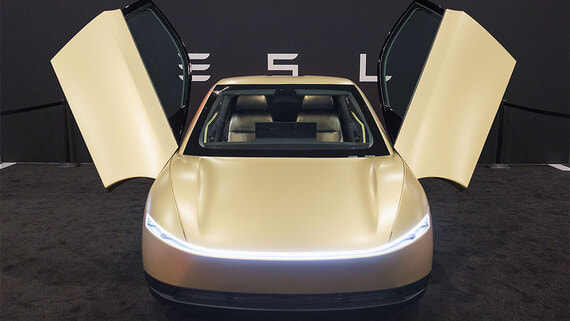 Tesla начала выпуск электромобилей Cybercab без руля и педалей