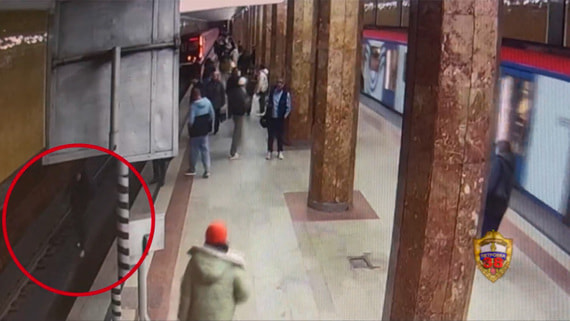 В Москве пассажир упал на рельсы в метро, засмотревшись в телефон