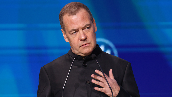 Минпросвещения включило в федеральный перечень учебники под редакцией Медведева