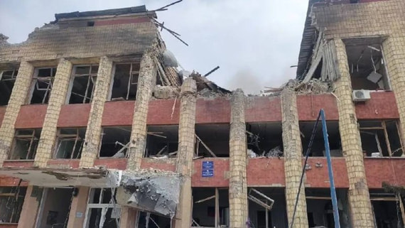 18 человек ранены из-за атаки ВСУ на здание администрации в ЛНР