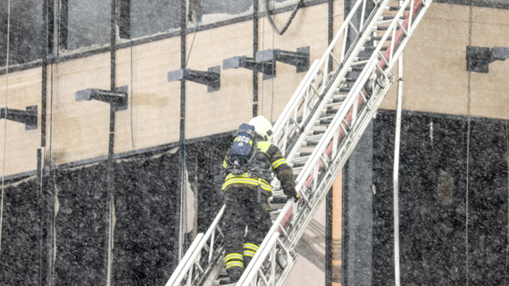 Число погибших при пожаре на стройке в Москве выросло до восьми