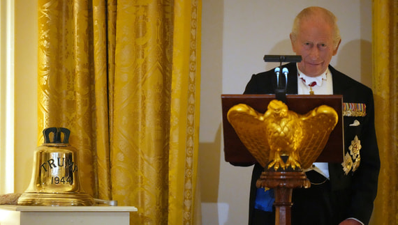 Трамп получил колокол с подводной лодки HMS Trump в подарок от Карла III