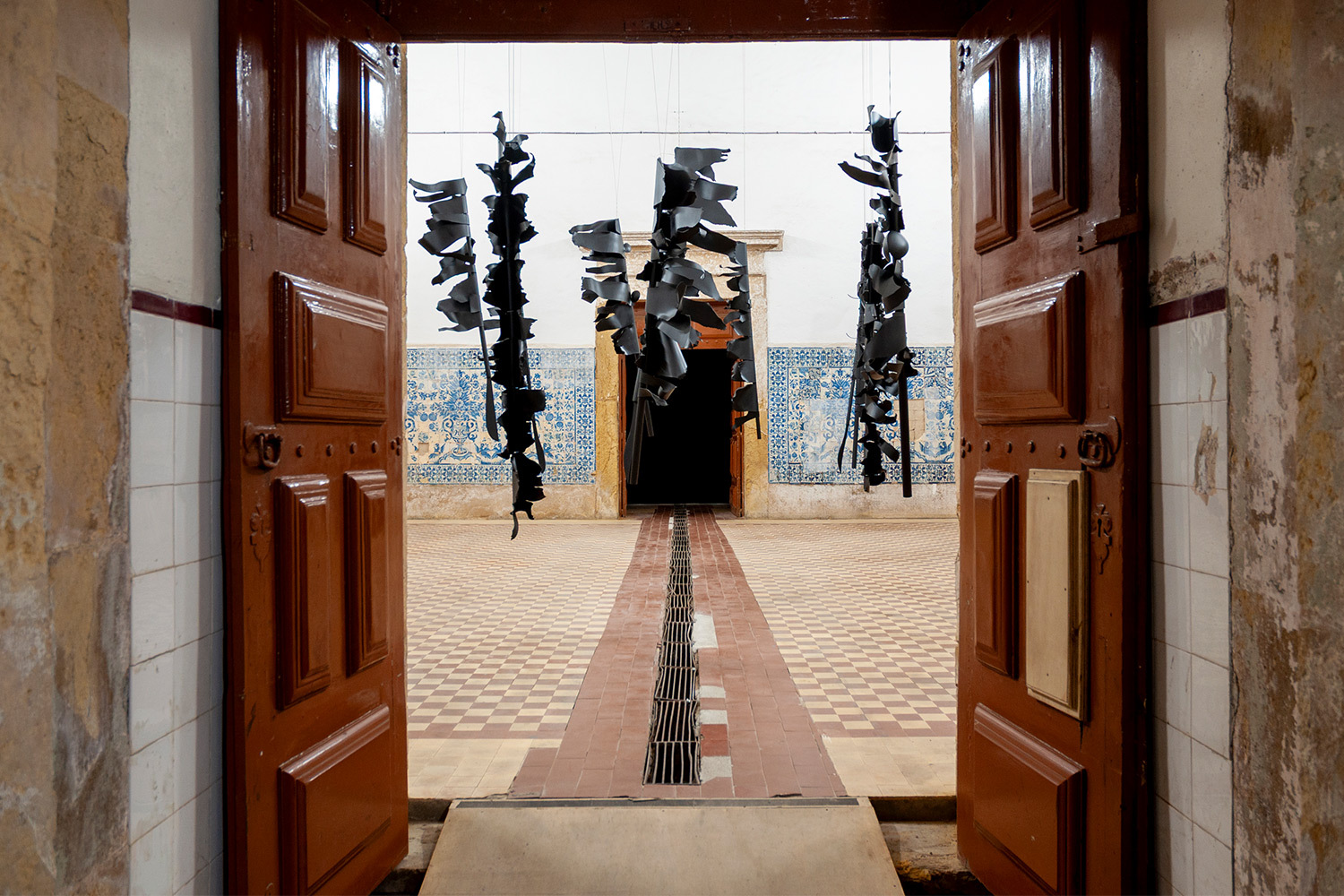 Искусство держит, дает и получает: зачем ехать на португальскую биеннале Anozero