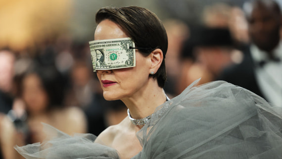 Вуаль-паруса, платье-скелет и маска из долларов: необычные наряды Met Gala