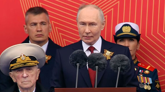 Путин поздравил военных и всех россиян с Днем Победы