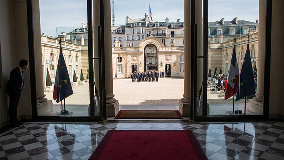 Le Monde: в резиденции Макрона прошли обыски по делу о коррупции