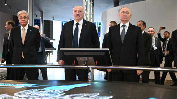 Путин вместе с лидерами ЕАЭС осмотрел выставку достижений в сфере ИИ