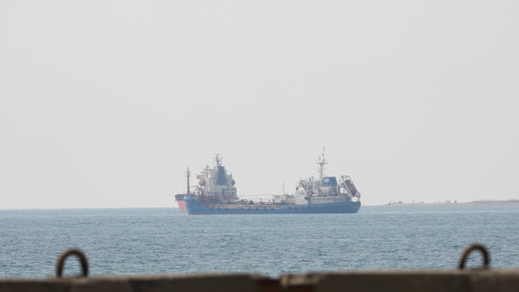 Пять азербайджанцев погибли при атаке на грузовые суда в Азовском море