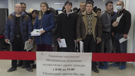 Путин подписал закон об обязательном медосмотре мигрантов