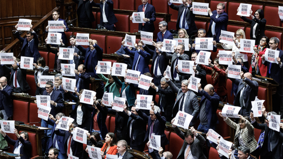 Парламент Италии поддержал идею поэтапной отмены санкций против России