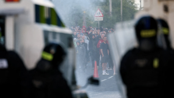 Полиция применила водометы для разгона протестов в Ирландии