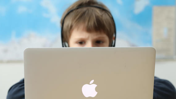 Около 50% родителей объясняют детям сложные темы с
