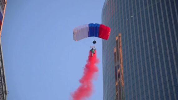 Рекордсмен мира совершил экстремальный прыжок с башни «Меркурий» в Москве