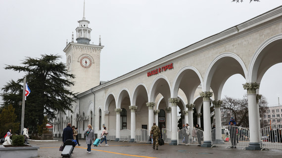 На участке Крымской железной дороги временно остановили движение поездов