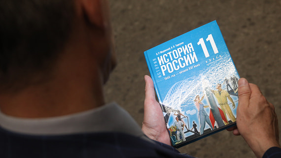 Украинским военнопленным раздают учебники Владимира Мединского