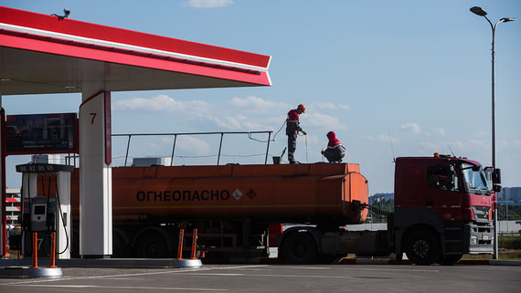 Госдума приняла поправки о субсидиях для импорта бензина