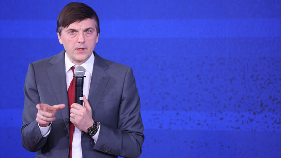 Кравцов показал новые учебники по обществознанию