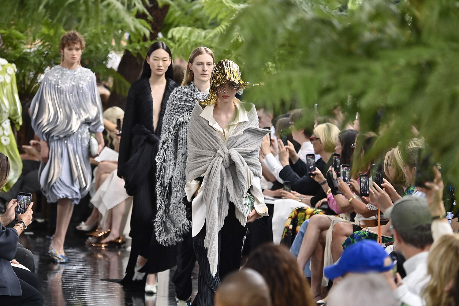 Dior и джунгли из папоротника: новая кутюрная коллекция в Париже