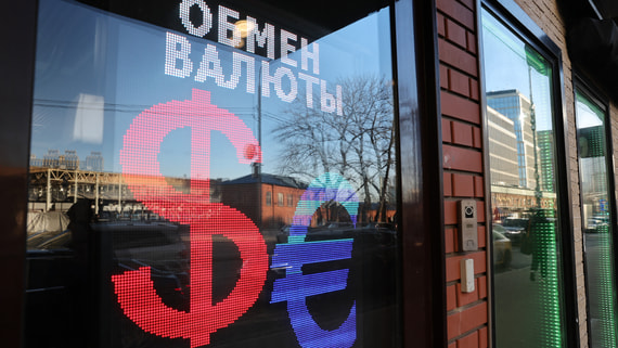 ЦБ установил официальный курс доллара выше 76 рублей
