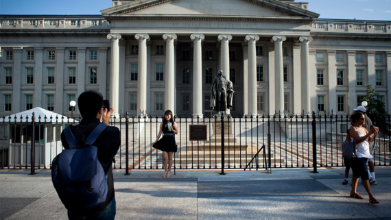 Минфин США ввел санкции против двух россиян