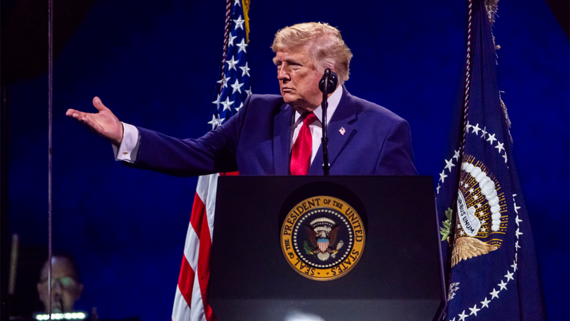 Оператор телесуфлера Трампа мог заработать $100 000 на ставках по его заявлениям
