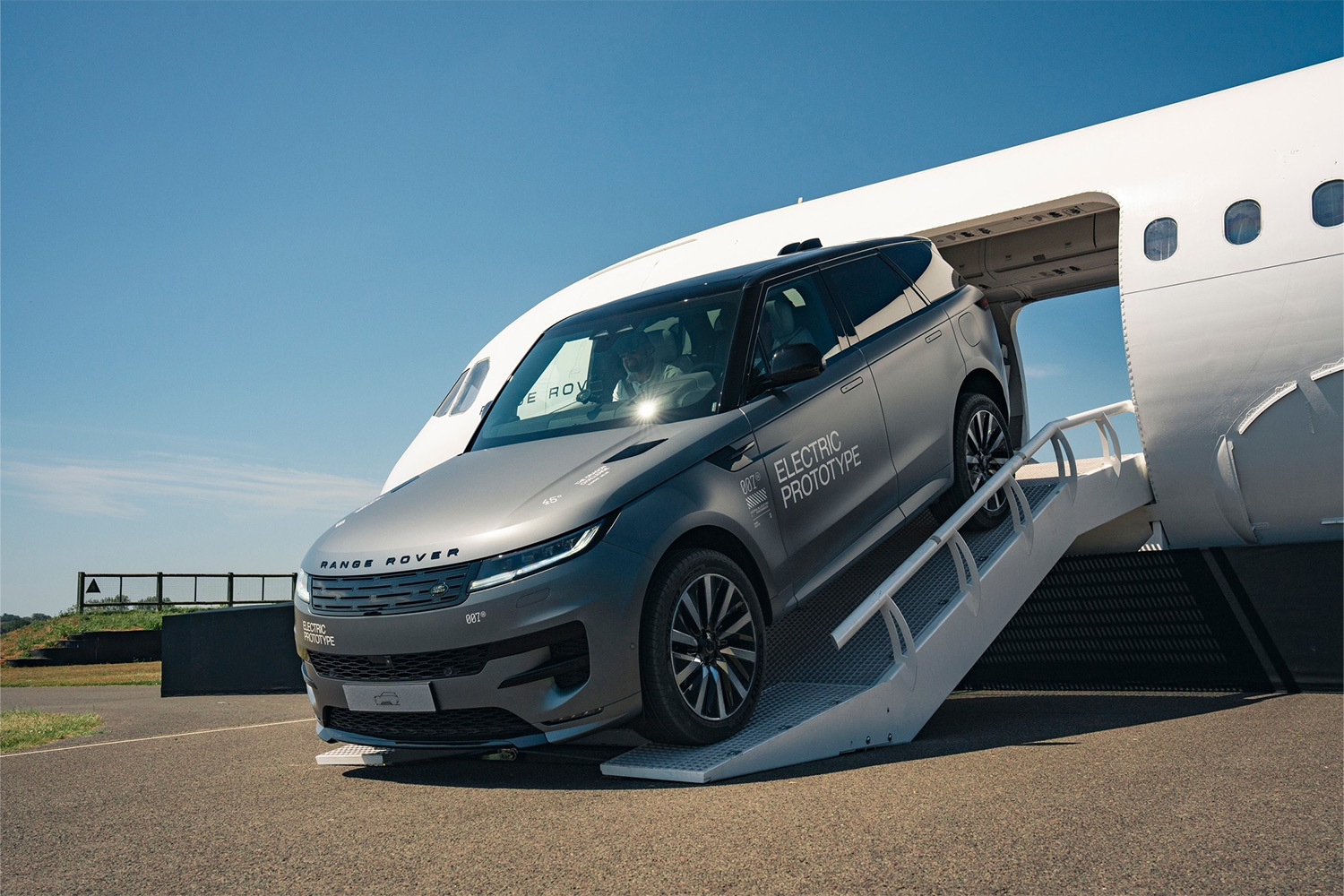 Без шума и пыли: Range Rover Sport примеряет электромоторы