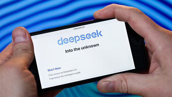 DeepSeek приостановил сбор средств после комментария основателя о США и КНР