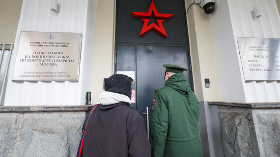 Медведев: около 200 000 человек заключили контракт с ВС РФ