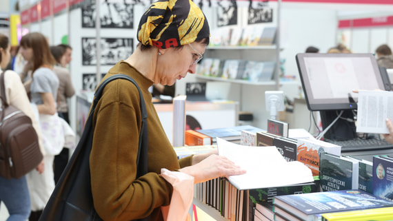 Книги Пелевина и Паланика внесли в перечень для маркировки