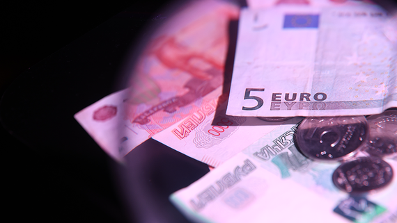 ЦБ установил курс евро выше 95 рублей на 11 августа