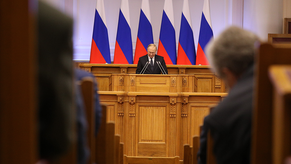 Путин назвал нормальной критику чиновников